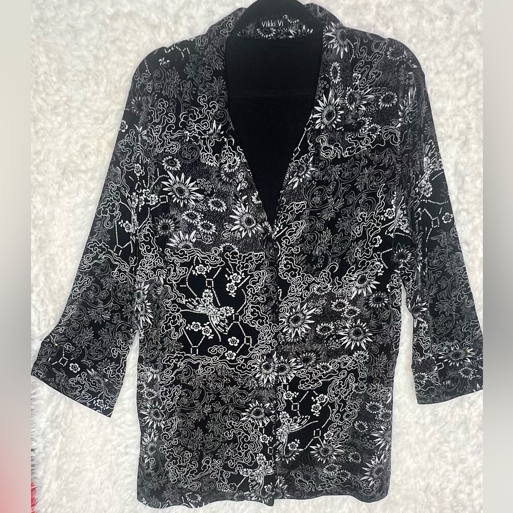 VTG Vikki Vi v neck button down blouse